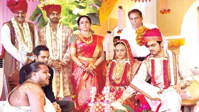 ईशा और भरत की पहली मुलाकात तब हुई थी, जब दोनों 13 साल के थे। भरत उसी समय ईशा को अपना दिल दे बैठे थे। दोनों ज्यादातर इंटर स्कूल कॉम्पटीशन के दौरान मिलते थे। भरत ने एक बार बताया था- ईशा जमनाबाई नरसी स्कूल में पढ़ती थीं और मैं बांद्रा के लर्नर्स अकादमी स्कूल में। हम अक्सर इंटर स्कूल कम्पटीशन में मिलते रहते थे। बचपन से ही ईशा पर मेरा क्रश था।
