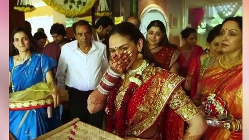 बता दें कि ईशा ने शादी में लाल साड़ी और गोल्डन ज्वैलरी पहनी थी, जिसमें वे बेहद खूबसूरत नजर आई थी। वायरल हो रहे वीडियो में ईशा के पति भरत तख्तानी और छोटी बहन अहाना देओल भी नजर आ रही हैं।