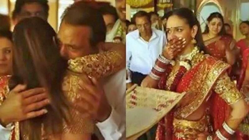 सामने आए वीडियो में विदाई से पहले ईशा देओल अपनी आंखों में आंसू लिए खड़ी नजर आ रही है। विदाई के दौरान लड़की को चावल पीछे की ओर गिराने होते हैं।