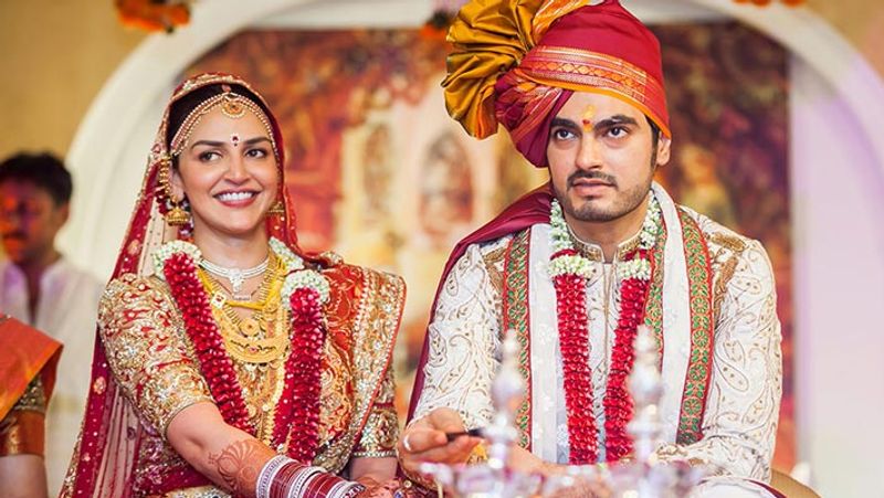 10 साल तक एक-दूसरे से दूर रहने के बाद भरत और ईशा फिर अचानक एक-दूसरे से मिले। दोनों की मुलाकात कनाडा के नियाग्रा फॉल्स पर हुई थी। इसके बाद दोनों ने एक-दूसरे को डेट करना शुरू किया। मां हेमा मालिनी ने तो भरत को पहली मुलाकात में ही पसंद कर लिया था। लेकिन पिता धर्मेंद्र ने भरत से कई सवाल पूछे थे।
