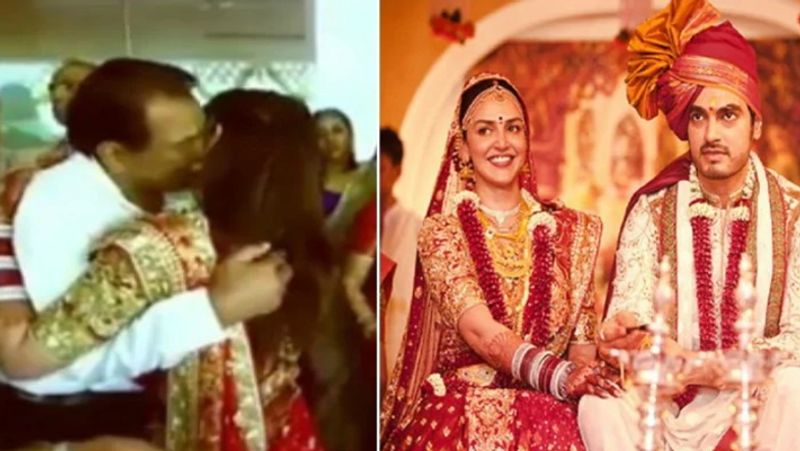 इस रस्म को करते वक्त ईशा काफी इमोशनल हो जाती हैं और वो जब पीछे मुड़कर देखती हैं तो पापा धर्मेंद्र और मां हेमा मालिनी नजर आते हैं।