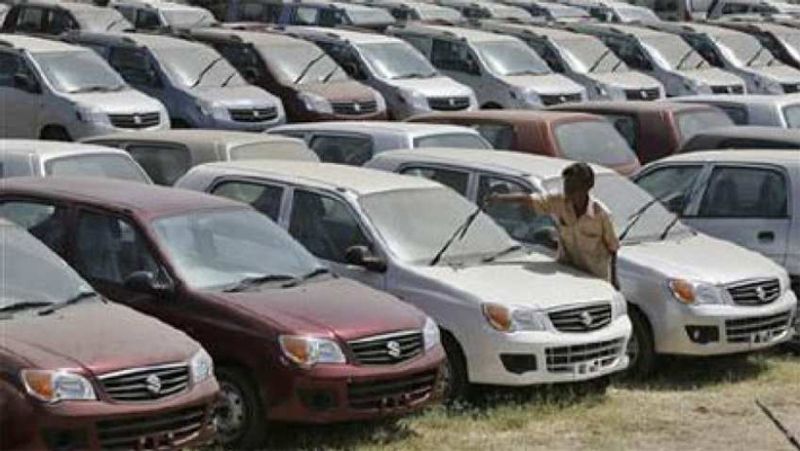 बजट करें फिक्स
कोई भी सेकेंड हैंड कार खरीदने से पहले आप अपना बजट फिक्स कर लें, कि आपको कितने तक की कार खरीदनी है, क्योंकि आपको बाजार में लगभग हर प्रकार की सेकेंड हैंड गाड़ियां उपलब्ध होती है। लेकिन आपको अपने बजट और अपनी जरूरत के हिसाब से ही सेकेंड हैंड गाड़ी खरीदनी चाहिए। इतना ही नहीं गाड़ी खरीदने से पहले आप कंपनी या मॉडल का सिलेक्शन भी कर लेंगे, तो गाड़ी खरीदने में आपको ज्यादा दिक्कत नहीं आएगी।