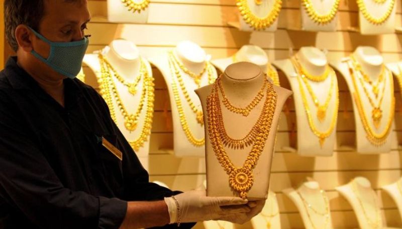 స్పాట్ బంగారం ఔన్సుకు 0.2% పెరిగి 1,805.39 డాలర్లకు చేరుకుంది. యుస్ గోల్డ్ ఫ్యూచర్స్ 0.4% పెరిగి 1,806.50 డాలర్లకు చేరుకుందని రాయిటర్స్ తెలిపింది.

