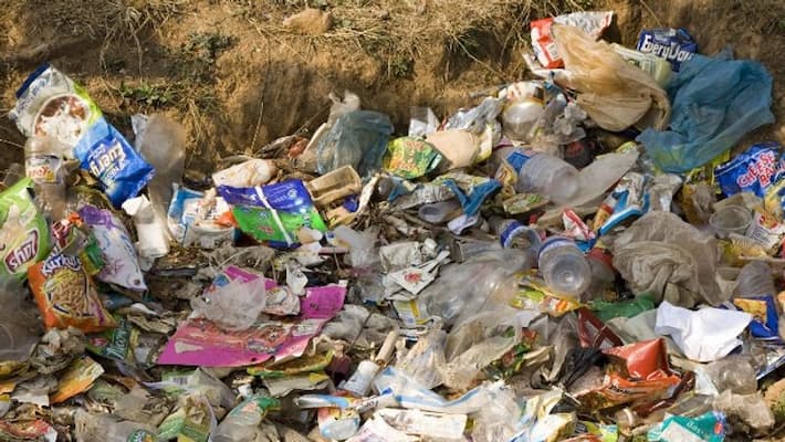 The panchayat spends lakhs to remove the unscientifically deposited waste in kallar, idukki The panchayat spends lakhs to remove the unscientifically deposited waste in kallar, idukki