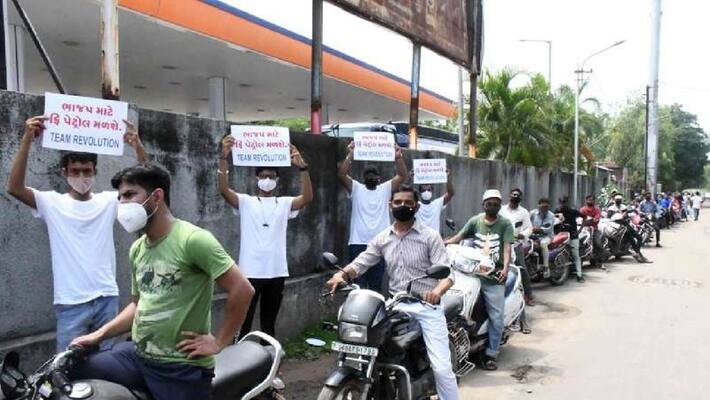 unique way to protest against petrol and diesel rising rate one liter free petrol for chanting vande mataram KPR unique way to protest against petrol and diesel rising rate one liter free petrol for chanting vande mataram KPR