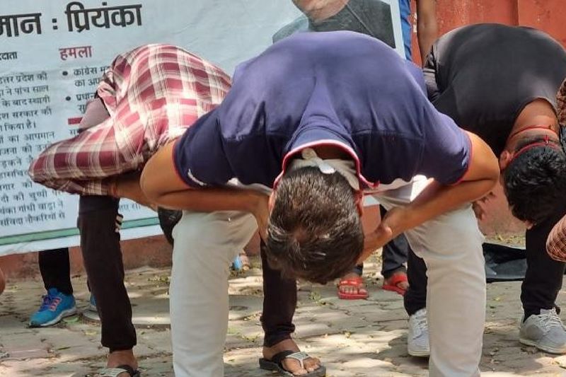 कम्प्यूटर की पढ़ाई करने वाले इन छात्रों ने आरोप लगाते हुए कहा कि गहलोत सरकार अब स्थाई भर्ती करने की बजाए ठेके पर नियुक्ति कर रही है। जो कि वादा खिलाफी और हम बेरोजगारों के साथ धोखा है। हम कांग्रेस की राष्ट्रीय महासचिव प्रियंका गांधी से पूछना चाहते हैं कि हाल ही में आपने उत्तर प्रदेश में इसी बात को लेकर योगी सरकार का विरोध किया था। लेकिन अब आप अपनी पार्टी की सरकार पर आखिर क्यों चुप हैं। 