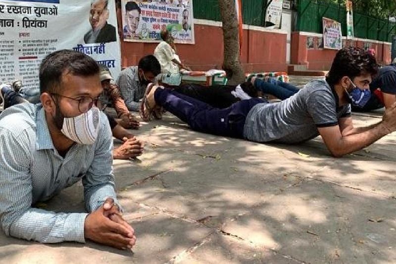 कम्प्यूटर में पोस्ट ग्रेजुएट बेरोजगार छात्र अब राज्य में गहलोत सरकार से लेकर दिल्ली में कांग्रेस दफ्तर के सामने अनोखा विरोध विरोध प्रदर्शन कर गाधी परिवार तक से शिकायत कर रहे हैं। क्योंकि सरकार के ऐलान के बाद भी इन छात्रों को संविदा पर कम्प्यूटर के अध्यापकों की भर्ती को लेकर निराशा हाथ लगी है।
