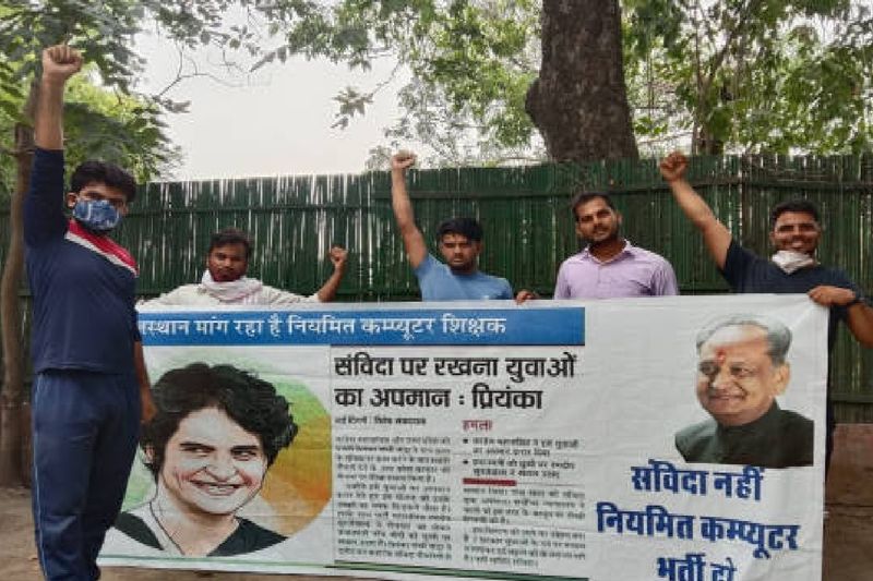 विरोध करने वाले छात्रों का कहना है कि हमारी कोई नहीं सुन रहा है। हम पिछले 7 दिन से दंडवत करके, मुर्गा बन कर अलग-अलग कांग्रेस दफ्तर और बड़े नेताओं के घर के सामने विरोध जता रहे हैं। इतना ही नहीं हमने पवन बंसल से लेकर केसी वेणुगोपाल और राहुल गांधी के दफ्तर तक ज्ञापन दे चुके हैं। लेकिन कोई सुनवाई नहीं हो रही है।
