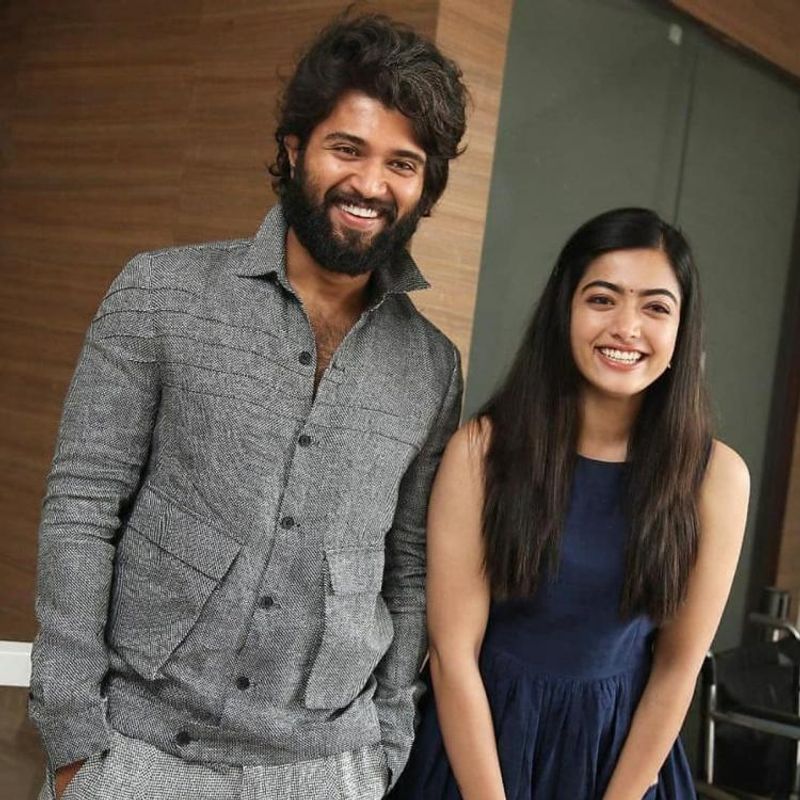 ముంబైలో కలిసి చక్కర్లు కొడుతున్న విజయ్ దేవరకొండ, రష్మిక పై డేటింగ్ పుకార్లు రావడం జరిగింది. వీరిద్దరూ రిలేషన్ లో ఉన్నారని వార్తలు వస్తున్న నేపథ్యంలో రష్మిక తాజా రెస్పాన్స్ ఆసక్తి రేపుతోంది.
