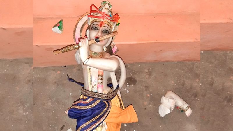 6. खंडित मूर्तियां
वास्तु शास्त्र के अनुसार, पूजा घर में खंडित मूर्ति का होना अशुभ माना जाता है। पूजाघर में खंडित मूर्ति नहीं होनी चाहिए। मंदिर से खंडित मूर्तियां हटा दें। ऐसा करने से घर का वास्तु दोष दूर होता है और वातावरण शुद्ध बना रहता है। 