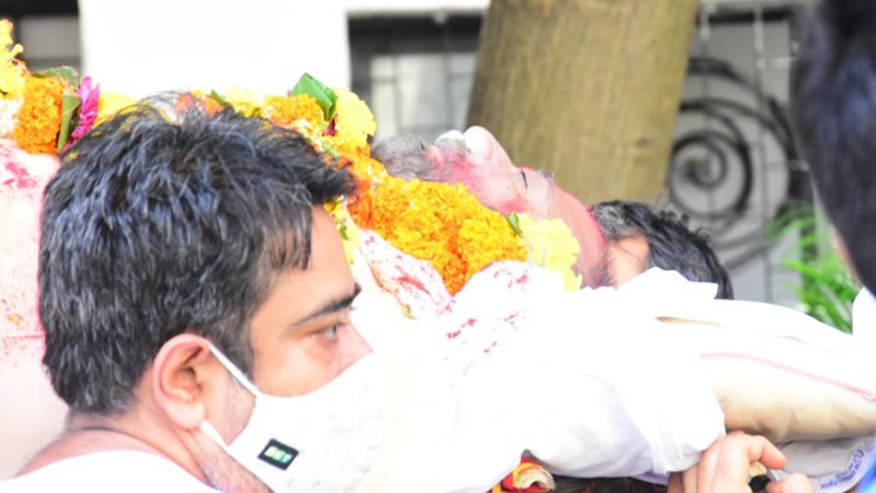 ಮಂದಿರ ಬೇಡಿ ತನ್ನ ಪತಿಯ ಅಂತಿಮ ವಿಧಿಗೆ ಹೋಗುತ್ತಿದ್ದಾಗ ಸ್ನೇಹಿತರು ಅವರಿಗೆ ಭಾವನಾತ್ಮಕ ಬೆಂಬಲವನ್ನು ನೀಡಿದರು.