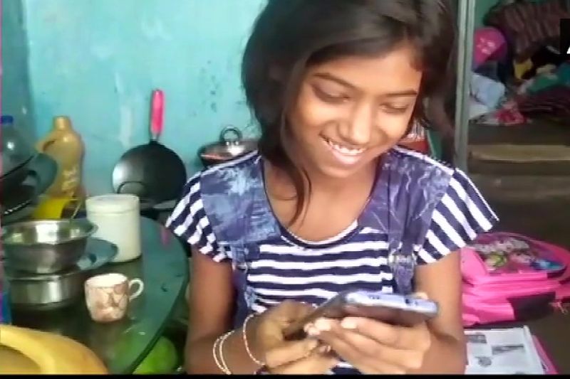 तुलसी ने बताया कि स्कूल बंद होने के कारण उसकी पढ़ाई छूट गयी थी, लेकिन अब वह घर में रहकर अपनी पढ़ाई पूरी कर सकेगी। इस मदद के बाद तुलसी बेहद खुश है और बाकि पैसे अपनी आगे की पढ़ाई के लिए बचा लिए हैं।