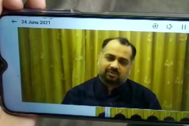 बिजनेसमैन अमेया हेते से मिले 1 लाख 20 हजार रुपए में से तुलसी ने 13 हजार रुपए का मोबाइल फोन खरीद लिया है। इतना ही नहीं उसने पूरे साल की पढ़ाई के लिए उसका इंटरनेट रिचार्ज भी करा लिया। तुलसी का कहना की अब वह मन लगाकर अपनी पढ़ाई करेगी। साथ ही उसने कारोबारी के लिए धन्यवाद दिया है। बाकी बचे पैसे को परिजनों ने उसके नाम 80 हजार रुपए फिक्स्ड डिपॉजिट कर दिया, ताकि उसे आगे पढ़ाई करने में दिक्कत ना हो।