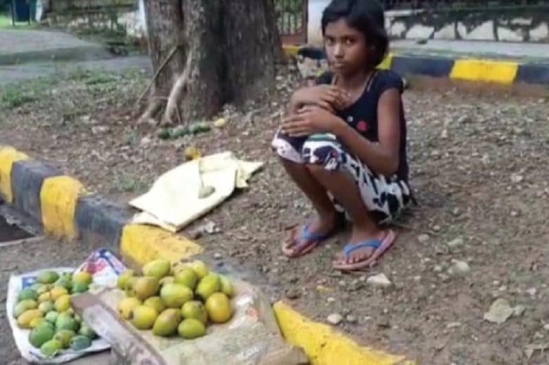 दरअसल, तुलसी पढ़ना चाहती थी, लेकिन उसके सामने सबसे बड़ा सवाल था कि वह आखिर कैसे पढ़े, क्योंकि उसके पास कोई स्मार्ट फोन नहीं था। पिता श्रीमन कुमार की नौकरी कोरोना की वजह से चली गई थी। लेकिन उसने अपनी हिम्मत और हौसला नहीं खोया और इसके लिए जरूरी पैसों की जुगाड़ के लिए उपाय ढूंढ़ निकाला। वह रोजाना आम को टोकरी में रखकर लाती और सड़क किनारे बैठकर इन फलों को बेचने लगी। जब कोई उसके पास आता और उससे पूछता कि आप इतनी छोटी होकर क्यों इतनी तीखी धूप में आम बेच रही हो। तो वह कहती मुझे आगे पढ़ना है और इनसे जो पैसे आएंगे उससे में एक ऑनलाइन क्लास के लिए मोबाइल लूंगी। किसी ने उसके पढ़ाई के प्रति जुनून को देखकर उसका वीडियो बनाकर सोशल मीडिया पर शेयर कर दिया।