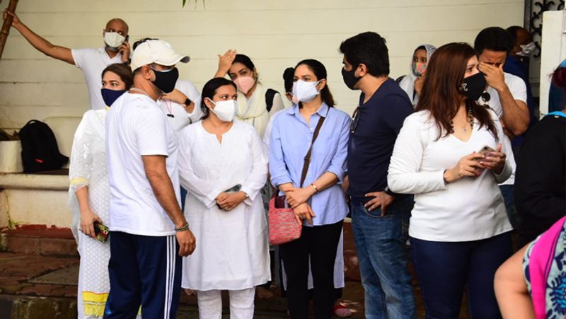 दोस्त ने निधन की खबर मिलते ही एक्टर रोहित रॉय पत्नी मानसी के साथ मंदिरा बेदी के घर पहुंच गए थे। 