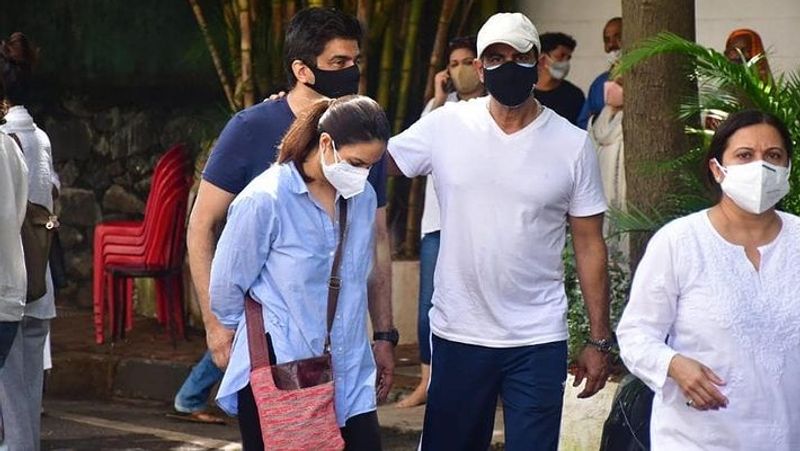 राज कौशल के अंतिम संस्कार में रोनित रॉय पत्नी के साथ पहुंचे। उनके साथ समीर सोनी, मानसी रॉय भी नजर आए।