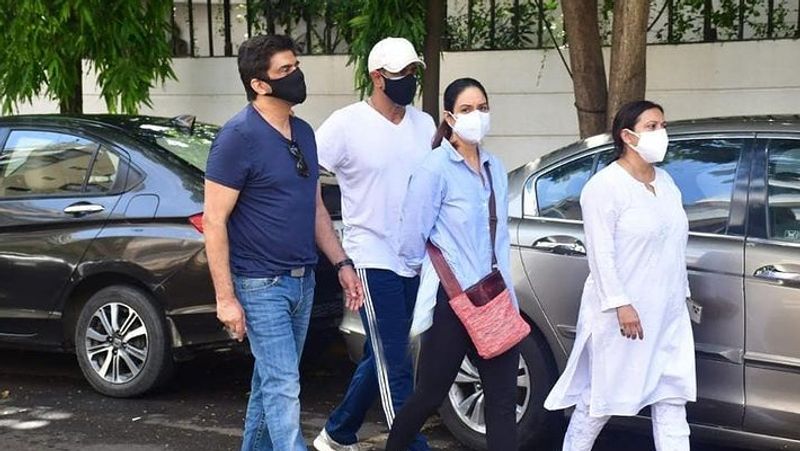 समीर सोनी, पत्नी के साथ रोनित रॉय, मानसी रोहित रॉय अंतिम यात्रा में शामिल हुए। सभी ने मंदिरा को काफी संभाला।