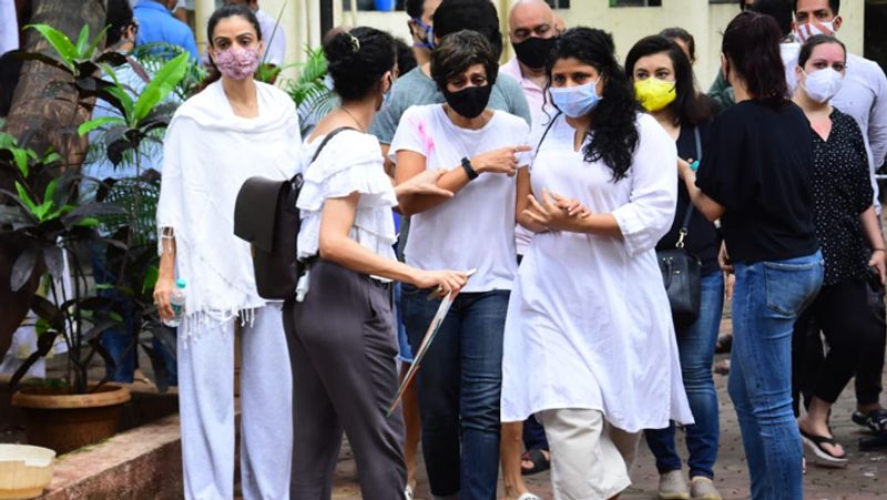 पति राज कौशल के जाने का गम मंदिरा बेदी बर्दाश्त नहीं कर पाई। उन्हें दोस्तों और परिवारवालों ने काफी मुश्किल से संभाला।