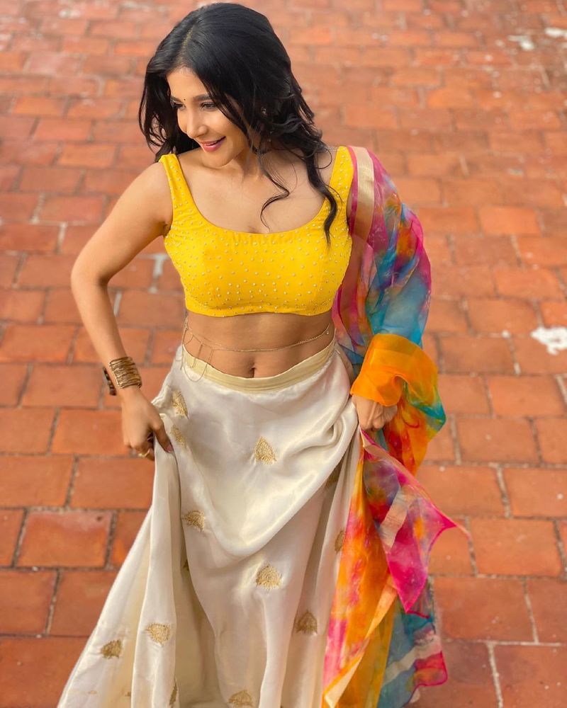 கியூட் உடையில் பளீச் போஸ் 