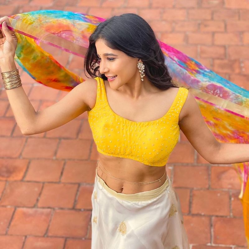கலர் ஃபுல் ராணி போல மின்னுரங்களே 