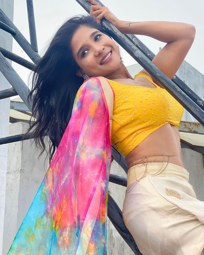 வளைந்து நெளிந்து போஸ் கொடுக்கும் சாக்ஷி அகர்வால் 