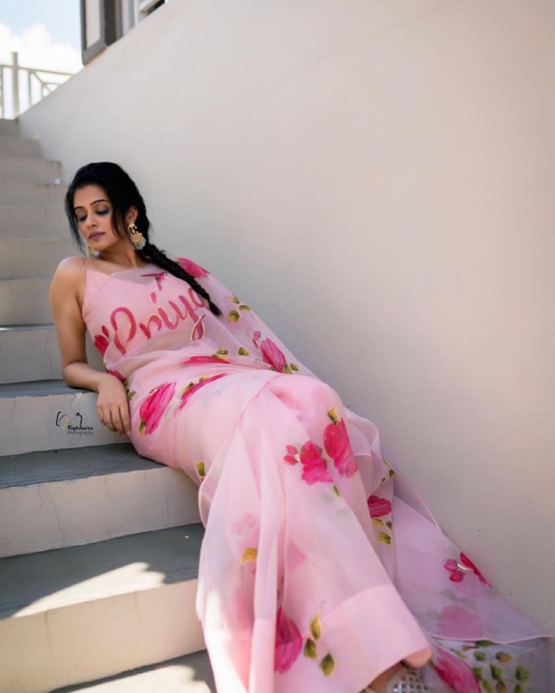 తాజాగా ప్రియమణి `ఢీ` షో కోసం ఇచ్చిన ఫోటో షూట్ ఇప్పుడు నెట్టింట రచ్చ రచ్చ చేస్తుంది. బికినీని బ్లౌజ్లో, ఉల్లిపొరలాంటి శారీలో హోయలు పోయింది. చీరకొంగుతో అందాలను దాచేస్తూ పోజులిచ్చింది.