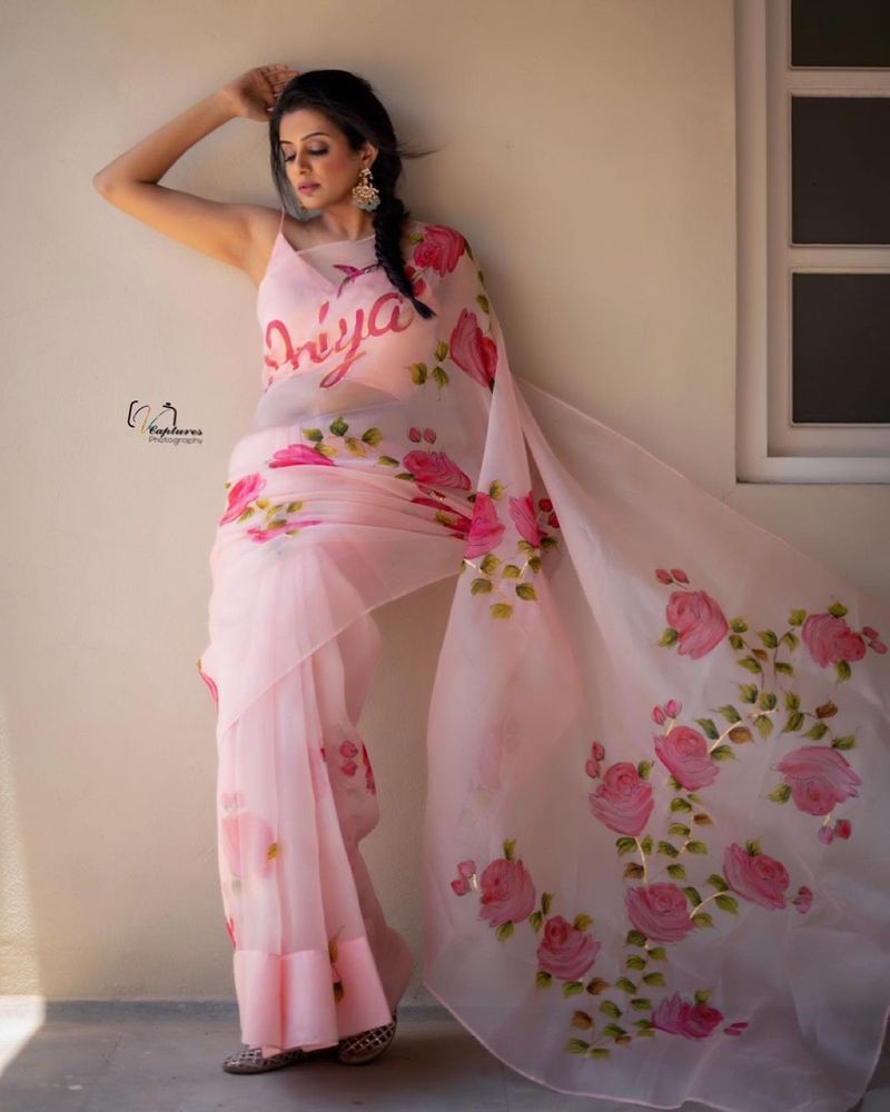 నెట్టింట ఊహించని విధంగా ఫాలోయింగ్ని పెంచుకుంటోంది ప్రియమణి. హీరోయిన్గా చేసినప్పటికంటే ఇప్పుడే ప్రియమణికి ఫాలోయింగ్, ఫ్యాన్స్ పెరగడం విశేషం.