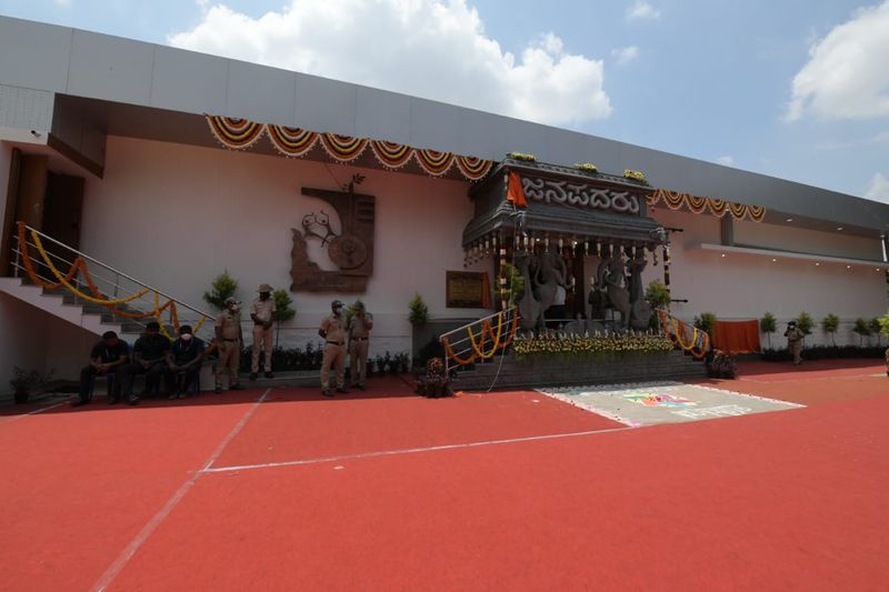 ನಿಂಬೇಕಾಯಿಪುರದಲ್ಲಿ 'ಜನಪದರು' ರಂಗಮಂದಿರ ಉದ್ಘಾಟಿಸಿದ ಸಿಎಂ