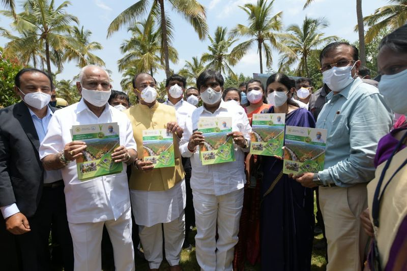 5.5 ಕೋಟಿ ರೂ. ವೆಚ್ಚದಲ್ಲಿ 70 ಎಕರೆ ವಿಸ್ತೀರ್ಣದಲ್ಲಿ ನಿರ್ಮಾಣವಾಗಿರುವ ಸಸ್ಯಶಾಸ್ತ್ರೀಯ ತೋಟದಲ್ಲಿ 3905 ವಿವಿಧ ಜಾತಿಯ ಮರಗಳಿದ್ದು, ಸಸ್ಯ ತೋಟದಲ್ಲಿ 2800 ಮೀಟರ್ ನಷ್ಟು ವಾಯುವಿಹಾರದ ಪಥ ನಿರ್ಮಾಣ 