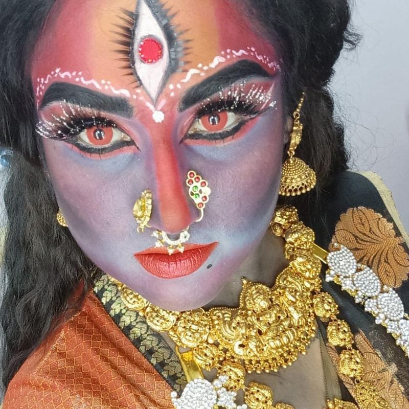 தமிழ் சினிமாவில் முன்னணி நடிகையாக வலம் வந்த வனிதா விஜயகுமார். நீண்ட இடைவெளிக்குப் பிறகு பிக்பாஸ் சீசன் 3 நிகழ்ச்சியில் பங்கேற்றதன் மூலமாக மீண்டும் ரசிகர்களிடையே பிரபலமானார்.