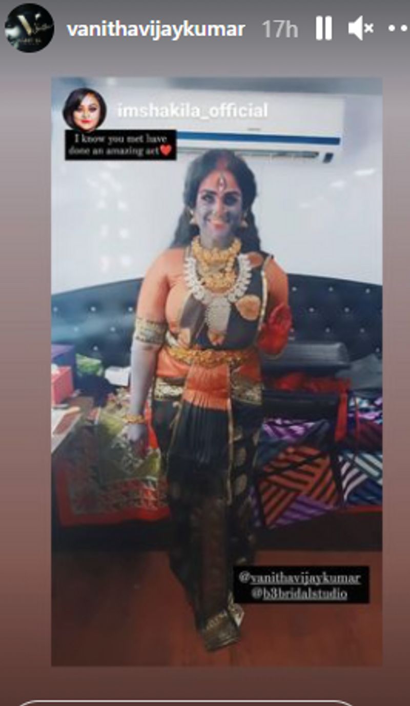 அச்சு அசலாக காளி கெட்டப்பிற்கு பக்காவாக பொருந்தியுள்ள வனிதாவின் போட்டோஸ் லைக்குகளை குவித்து வருகிறது. ரேகா, அம்பிகா போன்ற நடிகைகள் கூட வனிதாவின் காளி கெட்டப்பை பார்த்து புகழ்ந்து தள்ளியுள்ளனர். 