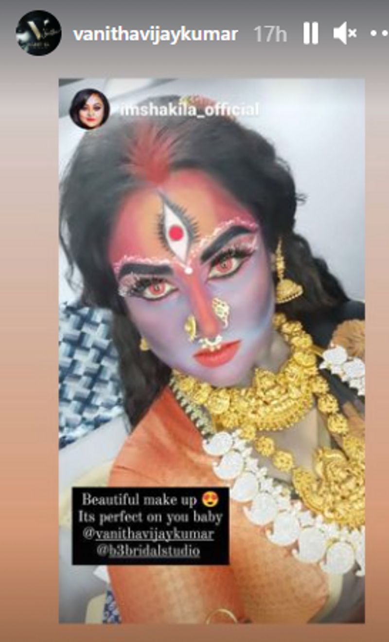 காளி கெட்டப்பில் எடுத்துக் கொண்ட செல்ஃபியை இன்ஸ்டாகிராம் பக்கத்தில் பகிர்ந்துள்ள வனிதா விஜயகுமார், கொல்கத்தா காளி, அவளுடைய கோபம் தீமைகளை அழிக்கும்.. கர்மா தொடங்குகிறது என்றும் பதிவிட்டுள்ளார். 