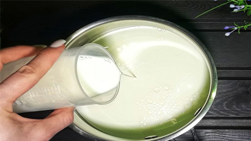 स्टेप-2
अब आधा लीटर दूध लीजिए और थोड़ा सा दूध कस्टर्ड घोलने के लिए अलग रख दीजिए। बाकि दूध में चीनी डालकर मीडियम फ्लेम पर उबलने रख दें। 
