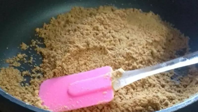स्टेप- 5
अब क्रश किए हुए पार्ले जी बिस्किट को एक पैन में बटर डालकर हल्का सुनहरा होने तक भून लीजिए। अब इसे आंच से उतार कर ठंडा होने दीजिए।