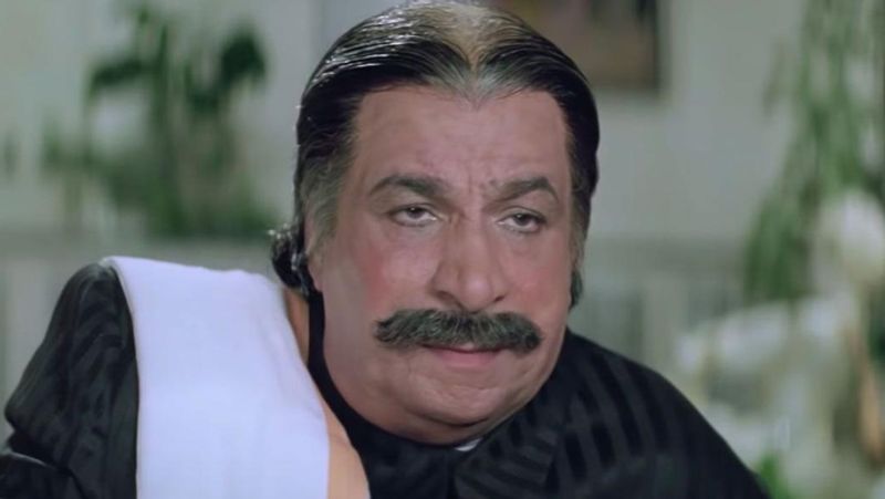 कादर खान
कैरेक्टर : होशियारचंद
कादर खान आखिरी बार 2016 में आई फिल्म 'अमन के फरिश्ते' में नजर आए थे। इसमें उन्होंने कर्नल रंजीत का किरदार निभाया था। हालांकि 31 दिसंबर, 2018 को 81 साल की उम्र में वो दुनिया को अलविदा कह गए।
