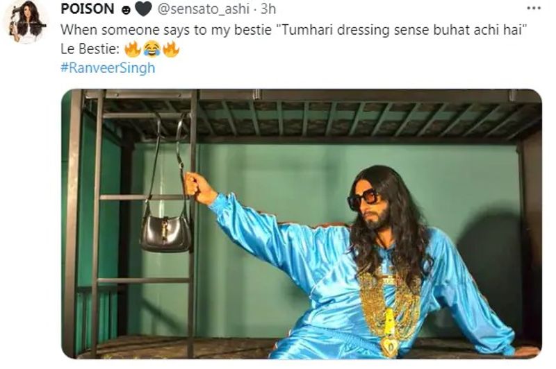  পরণে নীল রঙের পোশাক, গলায় লম্বা হার, কাঁধ পর্যন্ত লম্বা চুল, চোখ সানগ্লাস। রণবীর এই লুক প্রকাশ্যে আসতেই ছিঃ ছিঃক্কারে ভরে গিয়েছে নেটদুনিয়া।