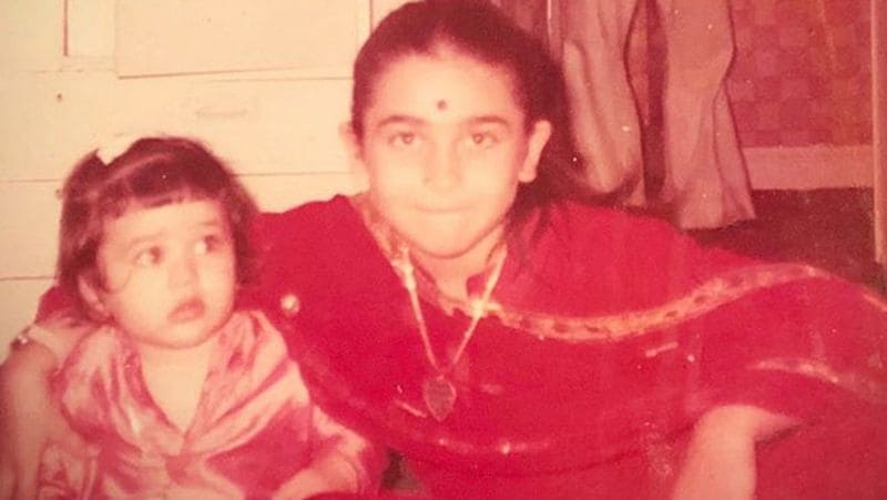 करीना की बचपन की फोटोज देखे तो उन्हें पहचान माना मुश्किल होता है लेकिन करिश्मा को आसानी से पहचाना जा सकता है। फिल्मी परिवार से होने की वजह से करीना हमेशा से ही लाइमलाइट में रही। 