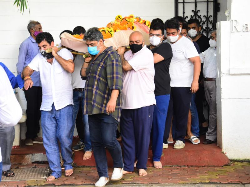 মাত্র ৪৯ বছর বয়সেই আচমকা সকলকে ছেড়ে চলে গেল রাজ কৌশল। চিকিৎসকদের কোনওরকম সাহায্য নেওয়ার আগেই মৃত্যু হয়েছে রাজ কৌশলের।