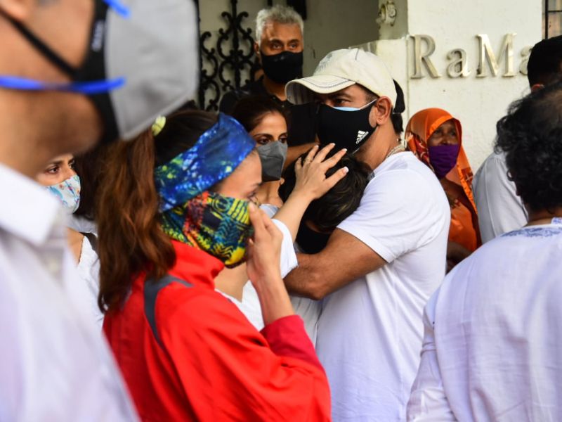 রাজ কৌশলের মরদেহ বাড়িতে পৌছতেই কান্নায় ভেঙে পড়েন মন্দিরা বেদী। সেই ছবি ও ভিডিও নেটমাধ্যমে ছড়িয়ে পড়ে।