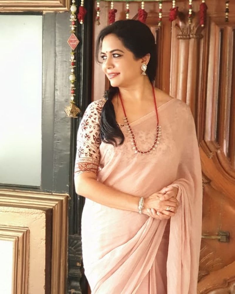సోషల్ మీడియాలో సునీత యాక్టీవ్ గా ఉంటున్నప్పుడు నుండి ఆమె గురించి ఫ్యాన్స్ చాలా విషయాలు తెలుసుకుంటున్నారు. రెండవ పెళ్లి తరువాత సునీత గురించి ప్రతి విషయం వార్తగా మారుతుంది.