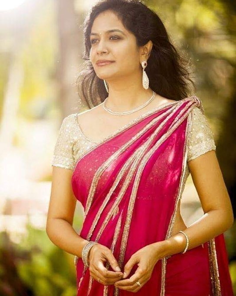 పరిశ్రమలో తనకు జరిగిన అవమానాలు, కొందరు మానసికంగా క్రుంగదీసిన తీరుపై కూడా సునీత సోషల్ మీడియాలో కామెంట్స్ చేశారు. ఓ దశలో కొందరు తన ఆత్మస్థైర్యం దెబ్బతీసి, కెరీర్ నాశనం చేయాలని చూశారని, అన్నింటినీ తట్టుకొని నిలబడ్డానని ఆమె తెలియజేశారు.