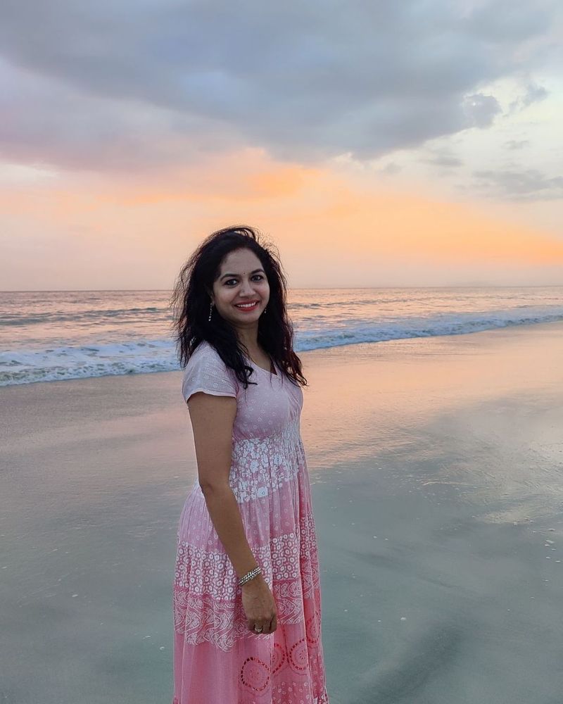 తాజాగా సాగర తీరానా సముద్రపు అలలు, చల్లగాలిని ఎంజాయ్ చేస్తున్న ఆహ్లాదకర ఫోటోను సునీత సోషల్ మీడియాలో పంచుకున్నారు. ఆనందంతో ఆమె అందం మరింత ఎక్కువ కాగా లేటెస్ట్ ఫోటో వైరల్ గా మారింది.