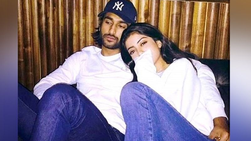 ईटाइम्स को दिए इंटरव्यू में मीजान ने कहा- लंबे वक्त से किसी ने मुझसे नव्या के बारे में नहीं पूछा। सच कह रहा हूं कि मैं और नव्या बहुत अच्छे दोस्त हैं और मुझे लगता है कि मेरी वजह से कई जगहों पर उनका नाम आ जाता है, ये ठीक नहीं है। यह उनकी प्रायवेट लाइफ है। मैं उनकी फैमिली के किसी भी मेंबर के बारे में बात नहीं करना चाहता।