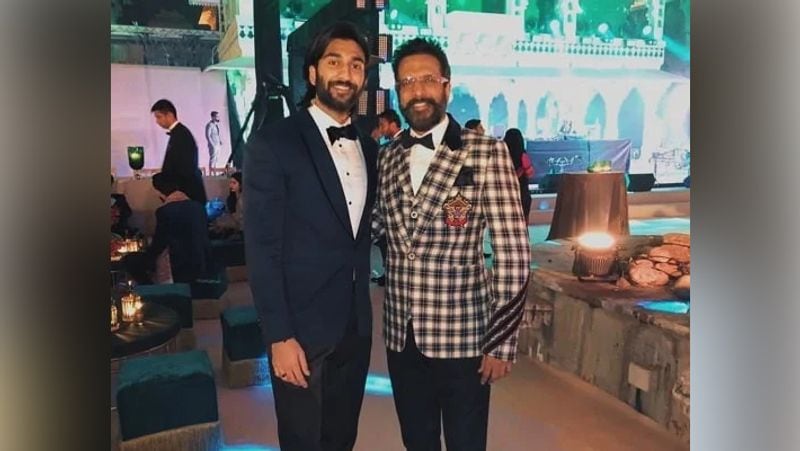 जावेद जाफरी ने एक इंटरव्यू में बताया था कि लोग कन्टेंट चाहते हैं अच्छे दोस्त होने का मतलब हमेशा से कुछ और ही निकाला जाता है। ये बच्चे एक-साथ बड़े हुए हैं। मेरी बेटी अलाविया और नव्या स्कूल से ही अच्छे दोस्त हैं। उनके आपस में कई दोस्त हैं। सारा अली खान और मीजान एक ही स्कूल में पढ़ते थे। वे घर आया करते थे। चूंकि वह हमेशा एक-साथ होते थे, तो उन्हें आपस में जोड़ कर देख पाना आसान है।
