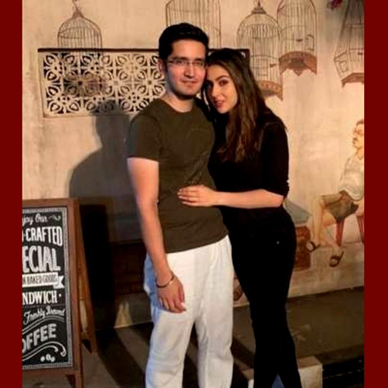 কে এই জেহান হন্ডার। সারা-সুশান্তের কেদারনাথ ছবির সহ পরিচালক হলেন জেহান। বেশ কিছুদিন ধরেই জেহানের সঙ্গে অন্তরঙ্গতা বেড়েছ সারা। তবে নিছকই বন্ধুত্ব নাকি প্রেম, বাড়ছে জল্পনা।
