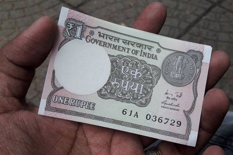 ऐसे में आप के मन में सवाल आ रहा होगा कि 1 रुपए का नोट तो अब चलन में नहीं है। फिर इसे कौन खरीदेगा। दरअसल, 1 रुपए का नोट अब चलन में नहीं है लेकिन पुराने 1 रुपए के नोट की कीमत बाजार में हजारों रुपए है।

