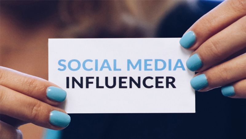 सोशल मीडिया Influencer
अगर आपके पास सोशल मीडिया की समझ है, तो आप सोशल मीडिया मैनेजर या मीडिया Influencer का काम कर सकते हैं। जब कोई क्रिएटर ज्यादा से ज्यादा लोगों को पसंद आने लगता है तब वो एक Social Media Influencer बन जाता है और लाखों लोग उसके follower बन जाते हैं। आप ये काम किसी कंपनी या किसी और व्यक्ति के लिए भी कर सकते हैं। 