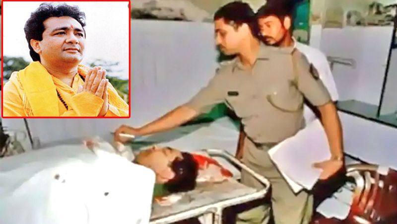 आखिर क्या हुआ था 12 अगस्त को :
- रंगदारी नहीं देने पर अबू सलेम के शूटर ने 12 अगस्त 1997 को मुंबई के अंधेरी इलाके में गुलशन कुमार की गोली मारकर हत्या कर दी थी।
- हत्या के वक्त गुलशन कुमार जीतेश्वर महादेव मंदिर में पूजा करने के बाद घर लौट रहे थे। तभी शूटर राजा ने गुलशन कुमार के शरीर में 16 गोलियां दाग दी थीं।
- इसके बाद उसने अबू सलेम को गुलशन कुमार की चीखें सुनाने के लिए फोन भी किया और 10 मिनट तक ऑन रखा था। इस घटना का जिक्र एस हुसैन जैदी की किताब 'माई नेम इज अबू सलेम' में किया गया है।
