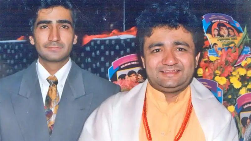 बेवफा सनम को किया डायरेक्ट :
ऑडियो कैसेट्स में सफलता के बाद गुलशन कुमार ने फिल्म इंडस्ट्री की ओर कदम रखा और मुंबई चले आए। मुंबई आने के बाद गुलशन की किस्मत बदल गई। उन्होंने तकरीबन 15 से ज्यादा फिल्में प्रोड्यूस कीं, जिनमें एक फिल्म 'बेवफा सनम' को उन्होंने डायरेक्ट भी किया।