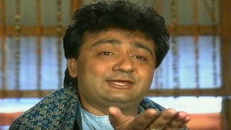 फिल्में और सीरियल भी किए प्रोड्यूस :
वे म्यूजिक और बॉलीवुड फिल्मों के अलावा हिंदू पौराणिक कथाओं से संबंधित फिल्मों और सीरियल्स को भी प्रोड्यूस करने लगे। गुलशन कुमार की पहली प्रोड्यूस की गई फिल्म 1989 में आई 'लाल दुपट्टा मलमल का' थी। लेकिन उन्हें असल पहचान साल 1990 में आई फिल्म 'आशिकी' से मिली।